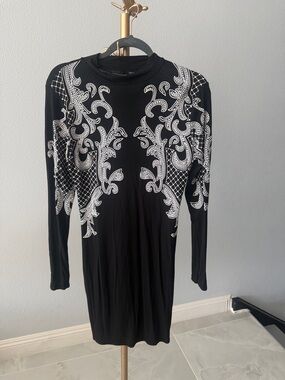 PrettyLittleThing Black Long-Sleeve Dress with White Baroque Print